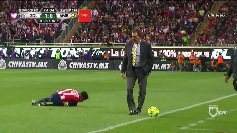 La Volpe se metió a la cancha y quitó una pelota