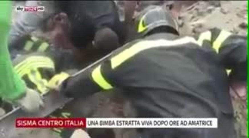 Italia: emotivo rescate a una nena entre los escombros