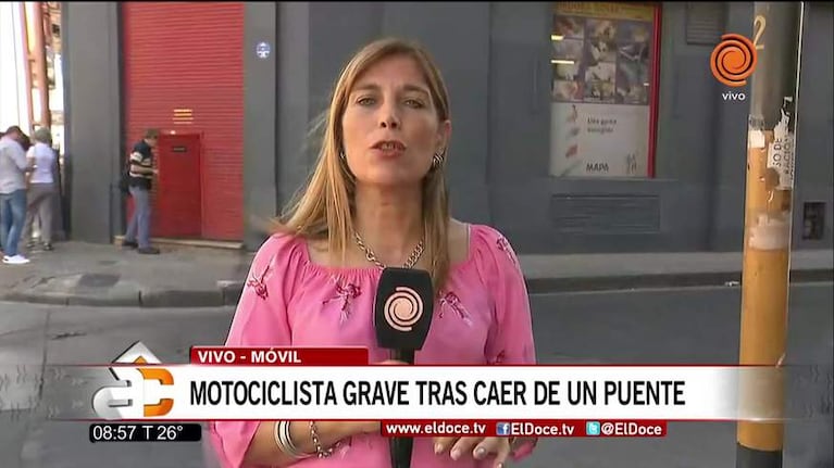 Motociclista grave tras caer de un puente