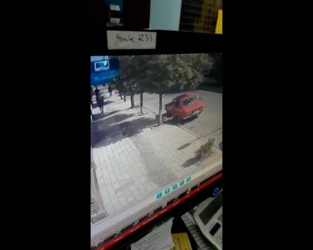 Las cámaras registraron el robo de un auto en Cosquín