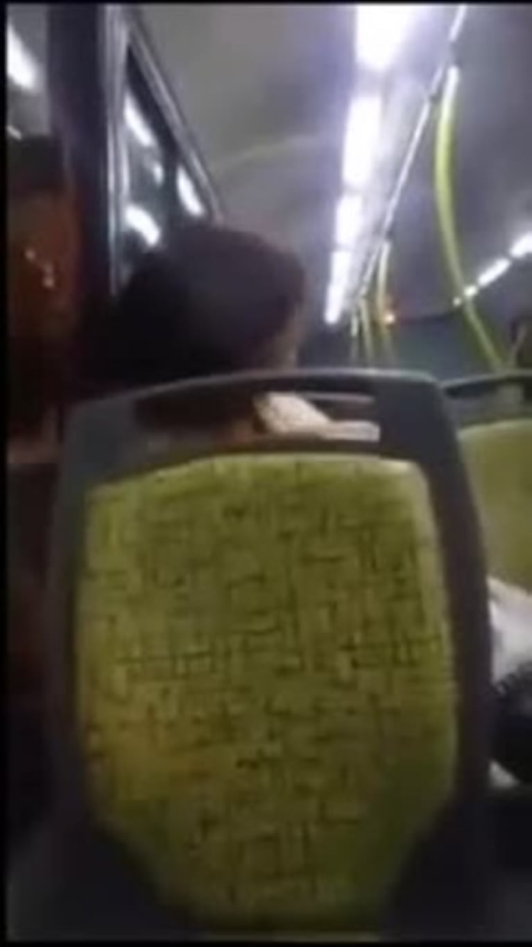 Extraño exorcismo a una mujer en un colectivo