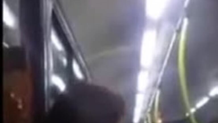 Extraño exorcismo a una mujer en un colectivo