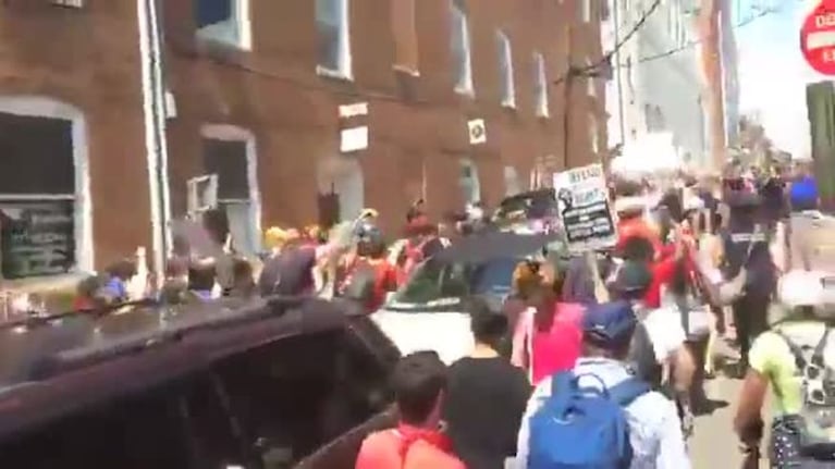Un auto atropelló a una multitud