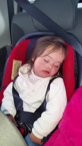 Niña despierta bailando Ulises Bueno