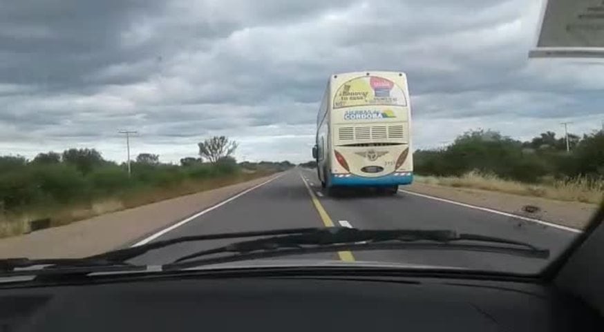 El colectivo sin parabrisas en la ruta