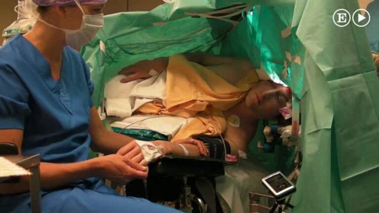 Canta ópera mientras lo operan de un tumor