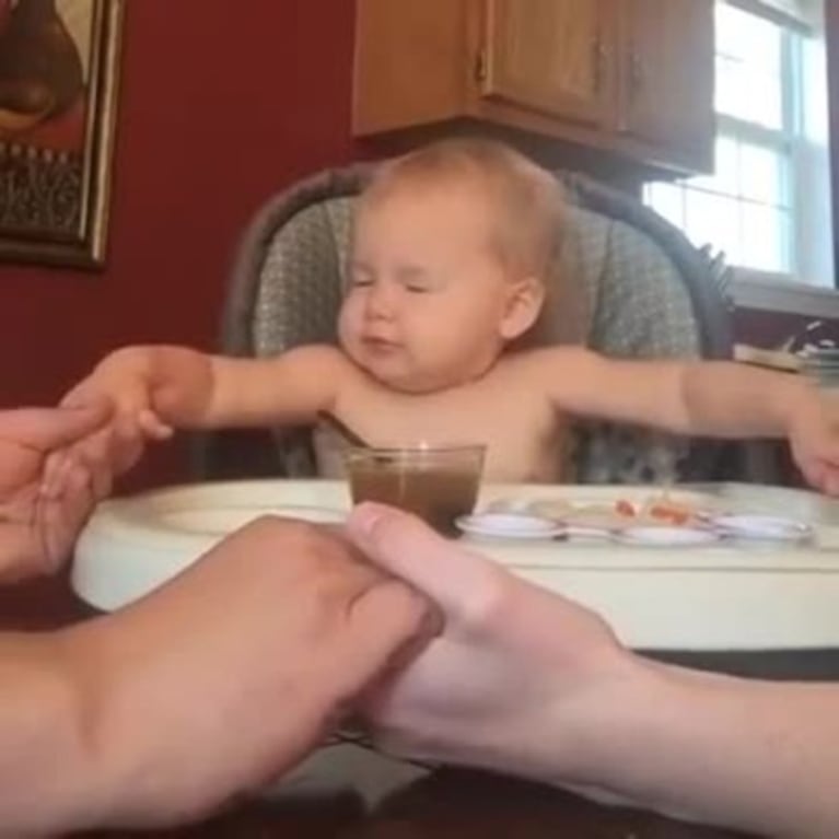 El bebé que bendice la mesa