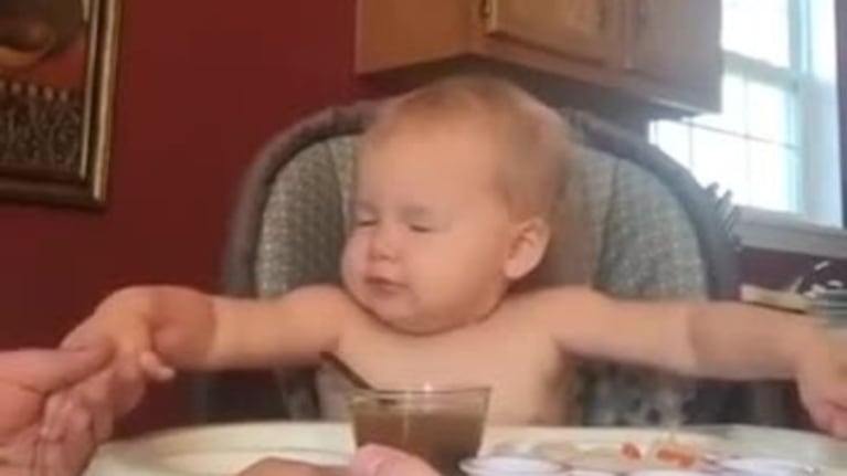 El bebé que bendice la mesa