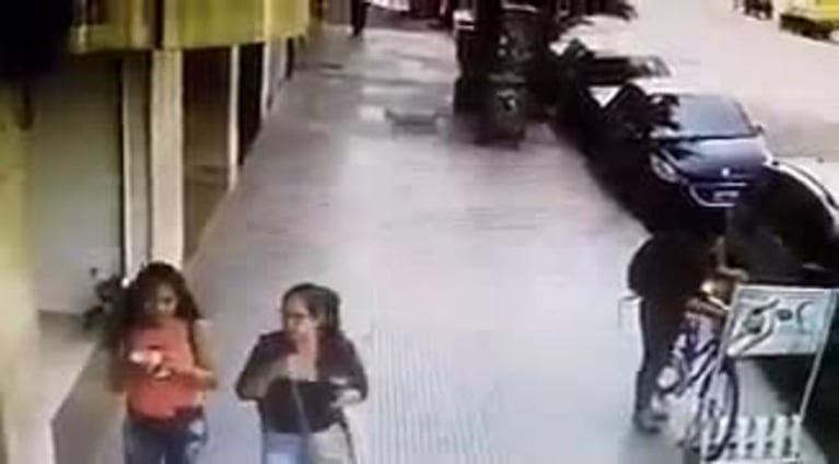 Un hombre golpeó a una mujer en la calle