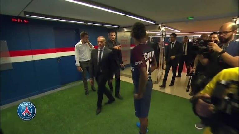 Neymar "gasta" la pelota haciendo jueguitos