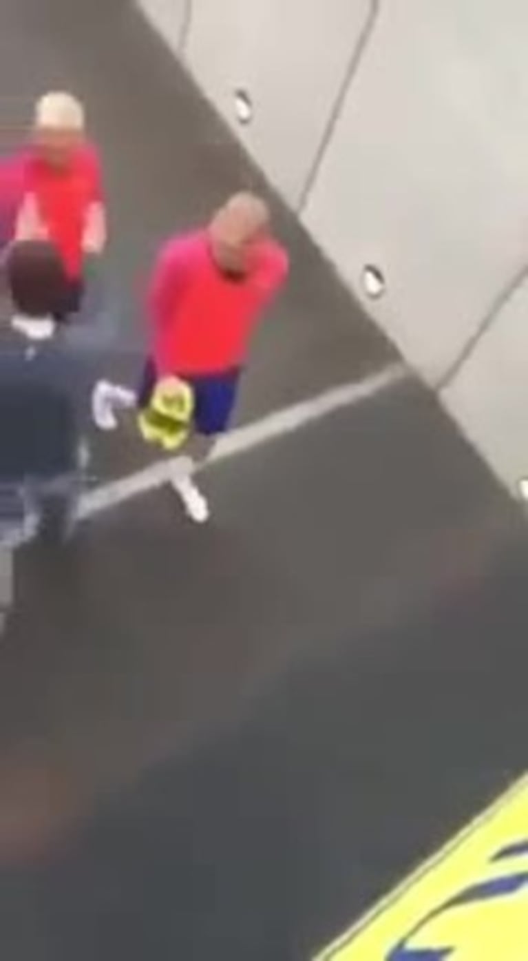 Un fanático saltó al vacío para saludar a Messi