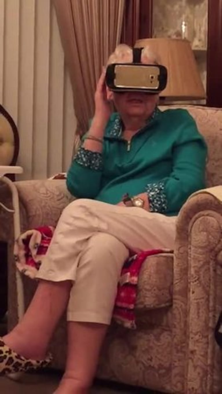 El susto de una anciana con casco de realidad virtual 