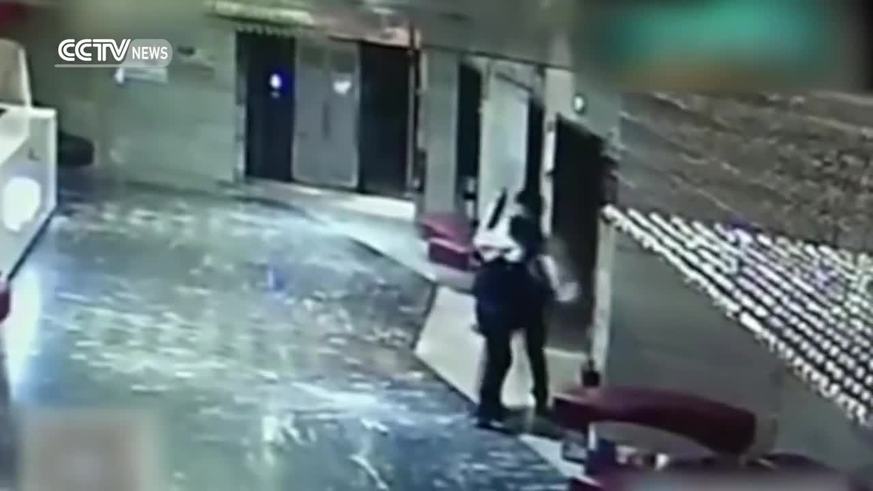 Un joven chino cayó por el hueco de un ascensor