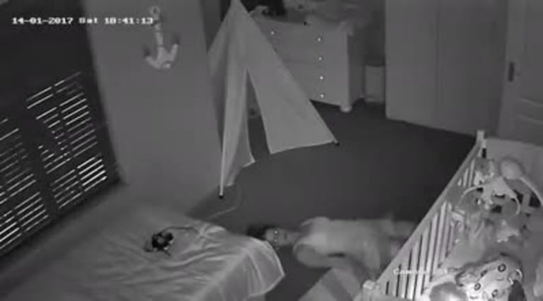 Así abandona la habitación para no despertar al bebé