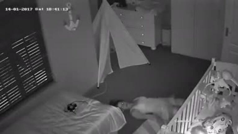 Así abandona la habitación para no despertar al bebé