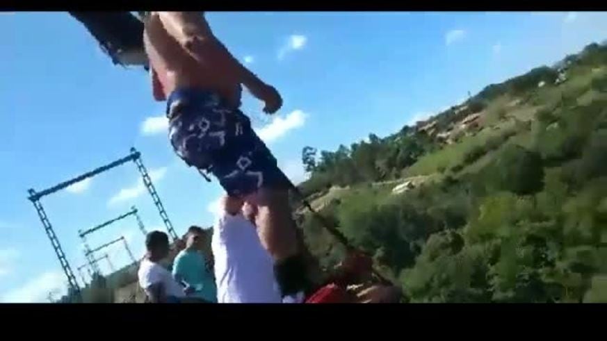 Hizo bungee jumping, falló la cuerda  y murió