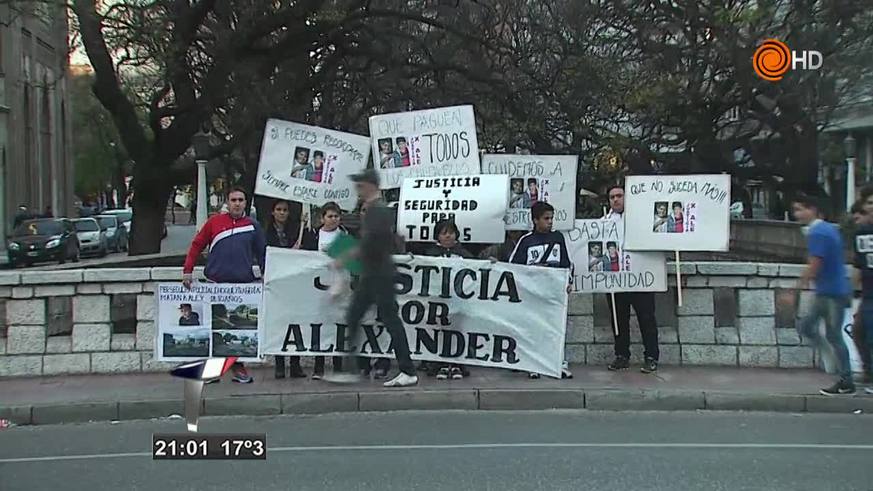 Los padres de Alexander Monzón, indignados por el menor fugado