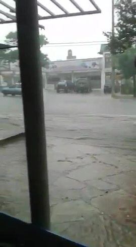 El agua arrastró a una mujer en la calle