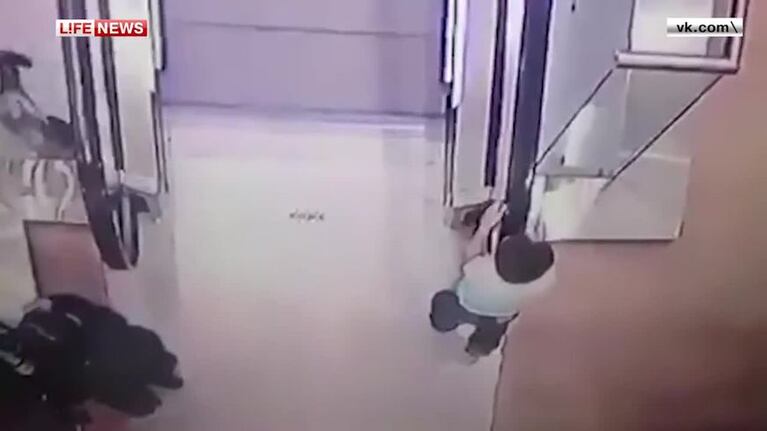 Una nena cayó por el hueco de una escalera mecánica