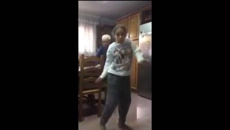 Un abuelo bailó "Despacito" y hace furor