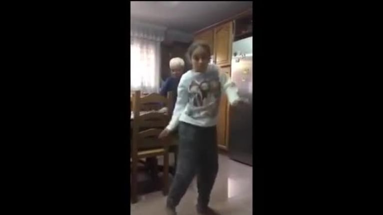 Un abuelo bailó "Despacito" y hace furor