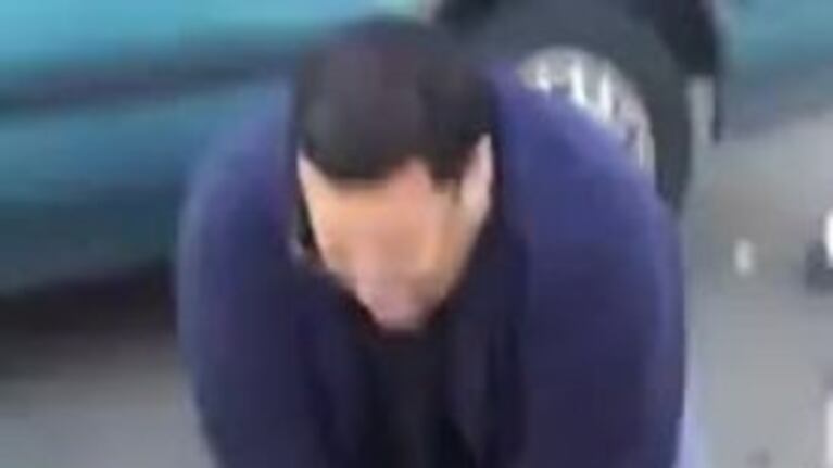 Un hombre le hace RCP a una joven embarazada