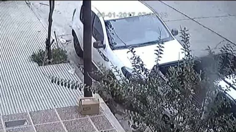 El ladrón fracasó y rompió el auto