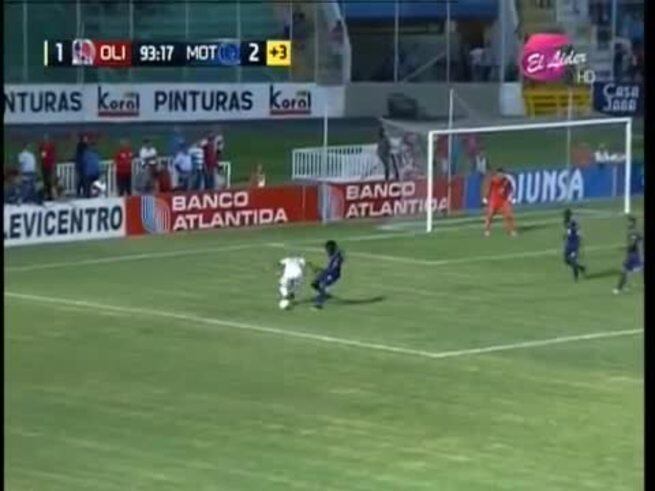 Un futbolista y un hincha hicieron goles en la misma jugada