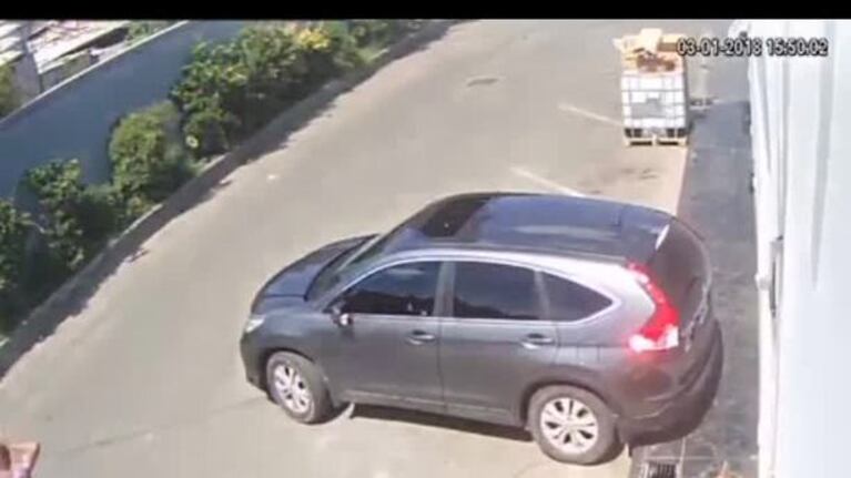 Rompió el vidrio de un auto para robar