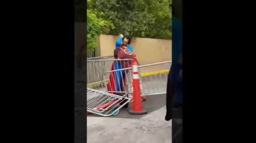 "Superman" atacó a un vagabundo 