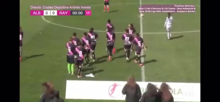 Un homenaje en la cancha a pesar del árbitro