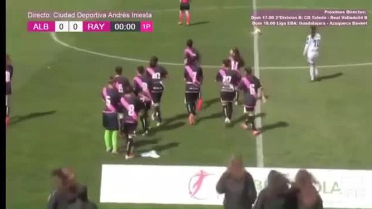 Un homenaje en la cancha a pesar del árbitro
