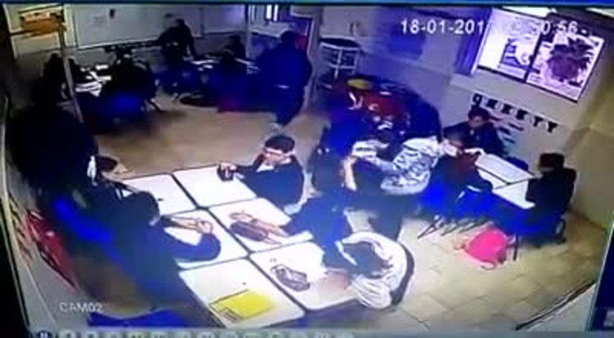 Un alumno le disparó a sus compañeros y a una maestra