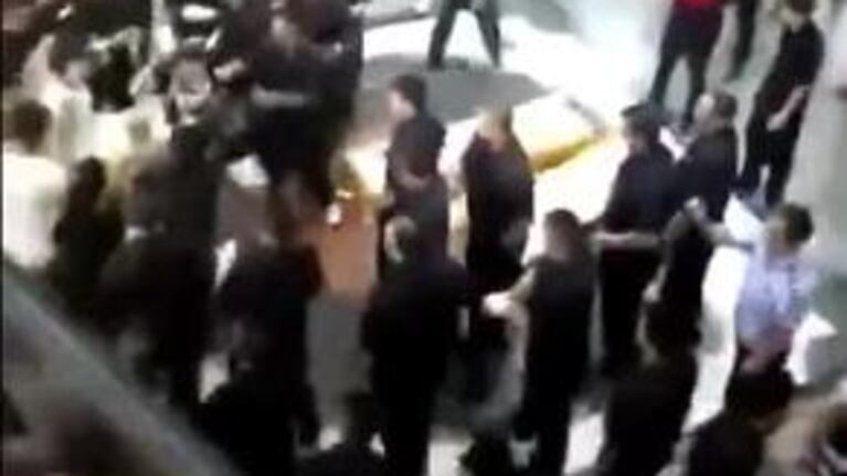 China: llevaron el cuerpo de la mujer al Shopping