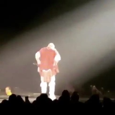 Justin Bieber se cayó del escenario