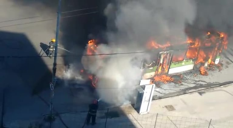 Un incendio destruyó un trolebús en la Plaza de las Amércias