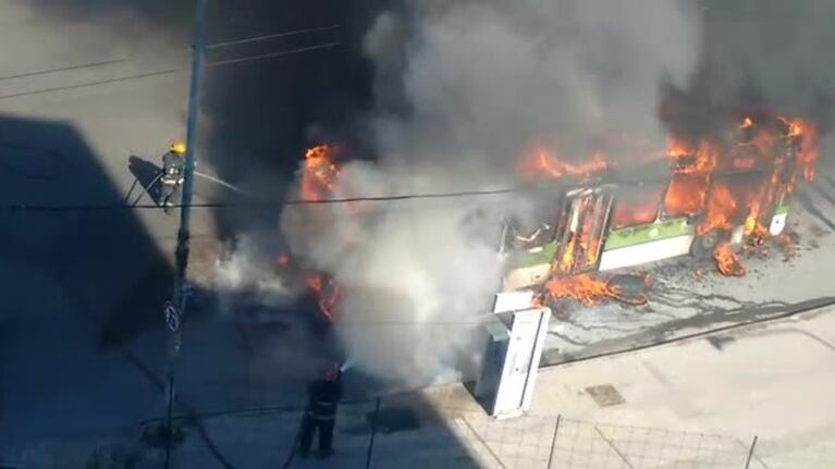 Un incendio destruyó un trolebús en la Plaza de las Amércias