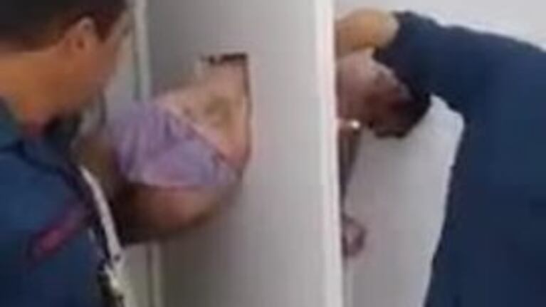 Delincuente atascado en la ventana de una celda