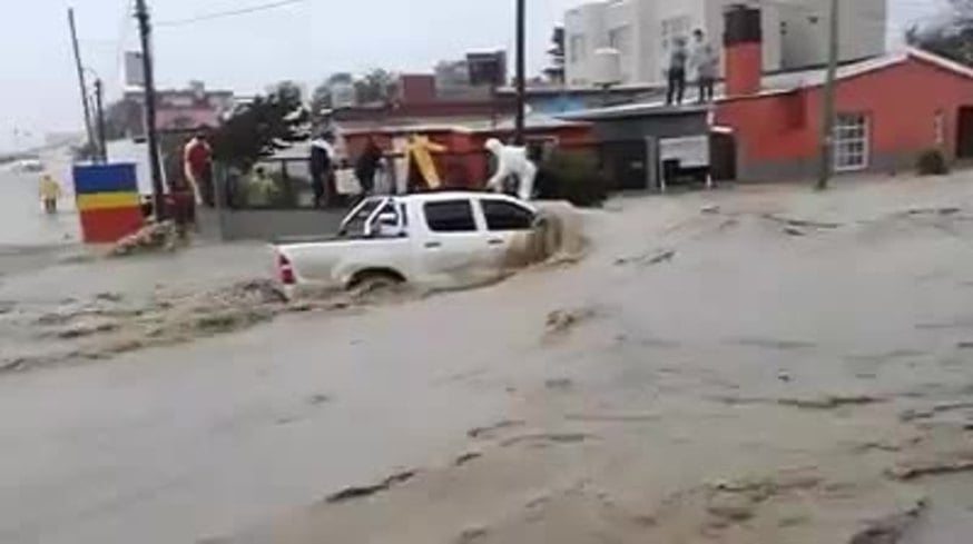 La inundación se llevó una camioneta al mar