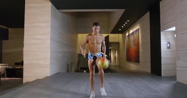 Cristiano Ronaldo domina la pelota en ropa interior 