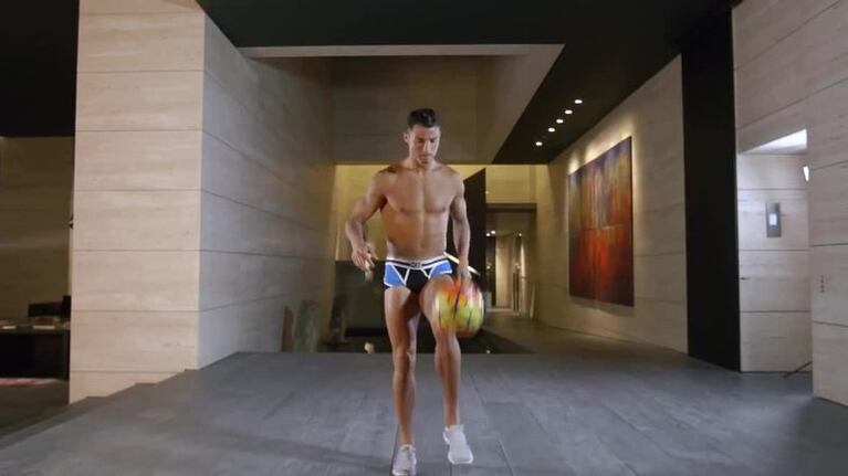 Cristiano Ronaldo domina la pelota en ropa interior