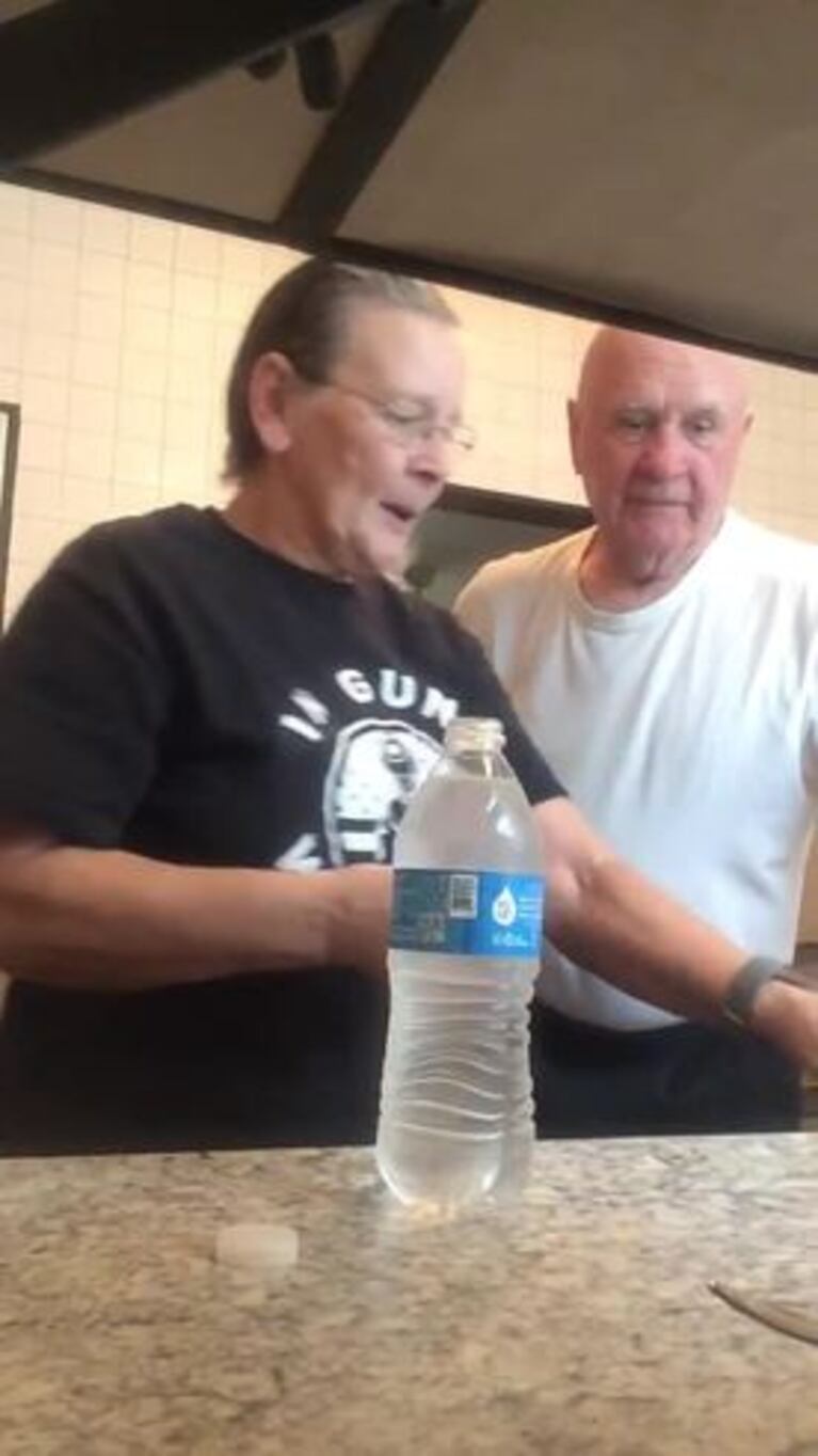 El gracioso truco de magia de una abuela a su marido