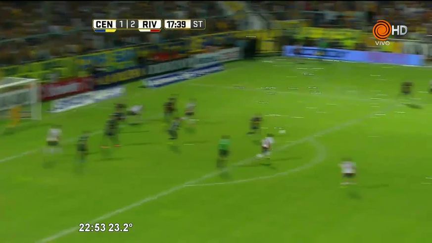 Insólito gol en contra de Larrondo