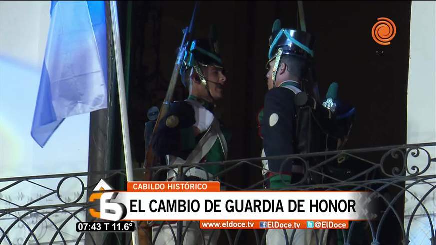 El Cambio de Guardia en el Cabildo incluyó el show del Chaqueño Palavecino