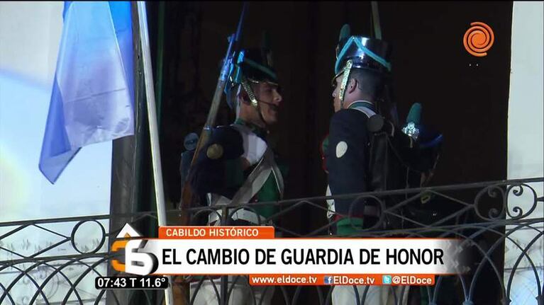 El Cambio de Guardia en el Cabildo incluyó el show del Chaqueño Palavecino