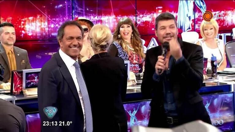 Scioli cerró la campaña visitando a Tinelli