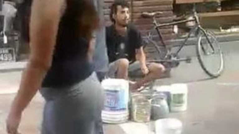 El baterista que alegra la peatonal de Córdoba