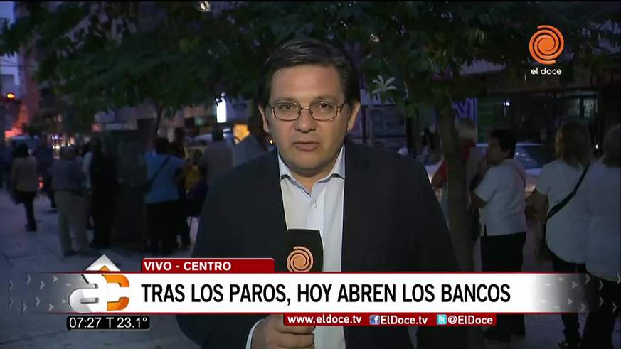 Largas colas de jubilados para cobrar después del paro bancario