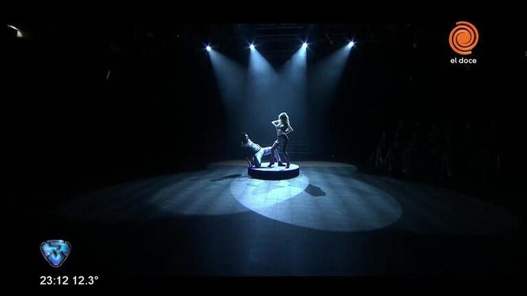 El beso de Sol Pérez y Bertona en la coreografía