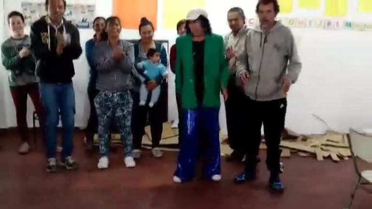 Cantando e imitando a La Mona